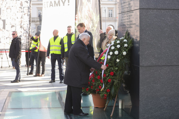 Jarosław Kaczyński podczas uroczystości przed Pomnikiem Ofiar Tragedii Smoleńskiej