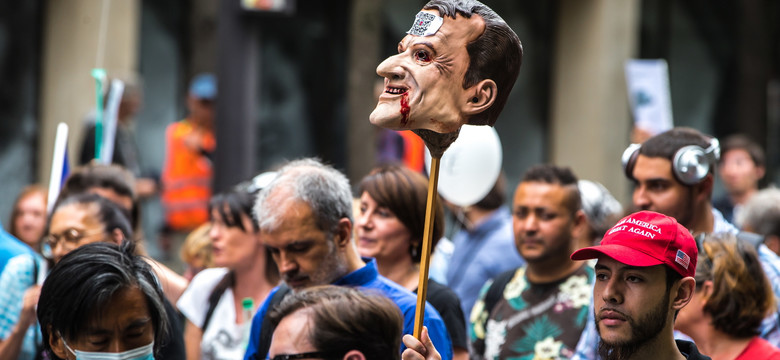 Masowe protesty we Francji. "Patrioci" bronią kontrowersyjnego wirusologa