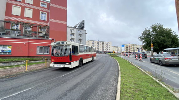 Autobus Jelcz M-11 i tramwaj typu 6ZGTW "Helmut" wożą pasażerów w Gorzowie