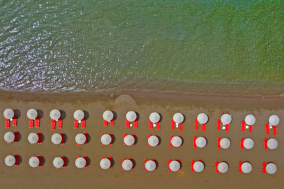 Priprema za turističku sezonu u novim okolnostima: Plaža Karatona kod Nafplija u Grčkoj