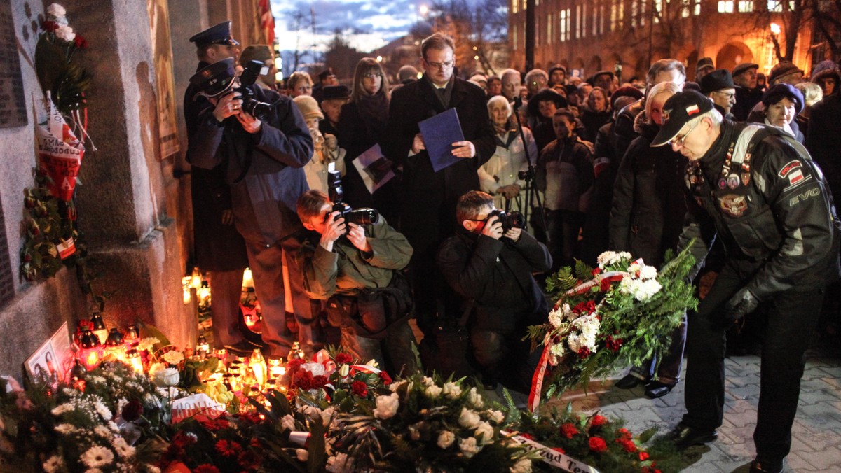 Wieńce i kwiaty złożono w piątek na symbolicznym grobie siedmiu członków IV Zarządu Zrzeszenia "Wolność i Niezawisłość" na cmentarzu komunalnym Wilkowyja w Rzeszowie. 62 lata temu zostali oni rozstrzelani w więzieniu mokotowskim w Warszawie. Miejsce ich pochówku jest nieznane.