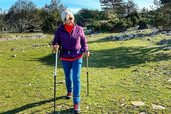 UDOVICA PEVAČA PRODALA STAN U GRADU, SADA U DVORIŠTU SADI KROMPIR Ima svoje kokoške, u prirodi je pronašla mir: "Ovo je moja sreća"