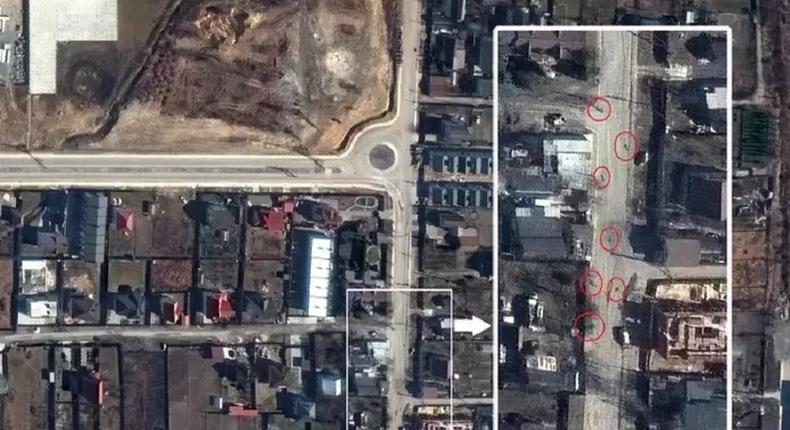 Une image satellite de Maxar Technologies révélée par le New York Times montre les corps de plusieurs habitants de Boutcha dans la rue Yablonska. Cette image a été prise le 19 mars 2022, alors que les troupes russes contrôlaient encore dans la ville. © New York Times