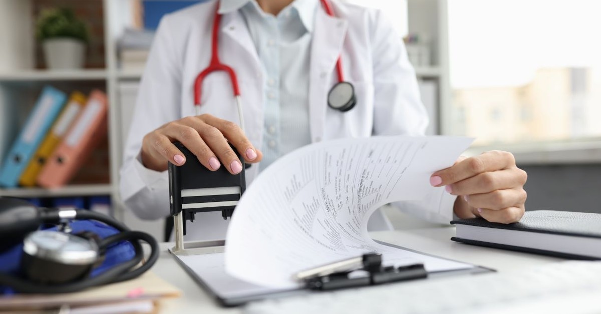 Lekarze masowo przejdą z umów B2B na etaty? Przez nowe przepisy szpitale boją się utraty wielu specjalistów