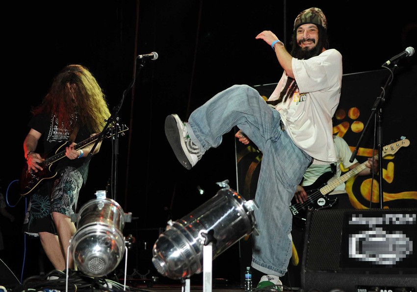 Hornsman Koyote nastupa ne festivalu "100% Live"