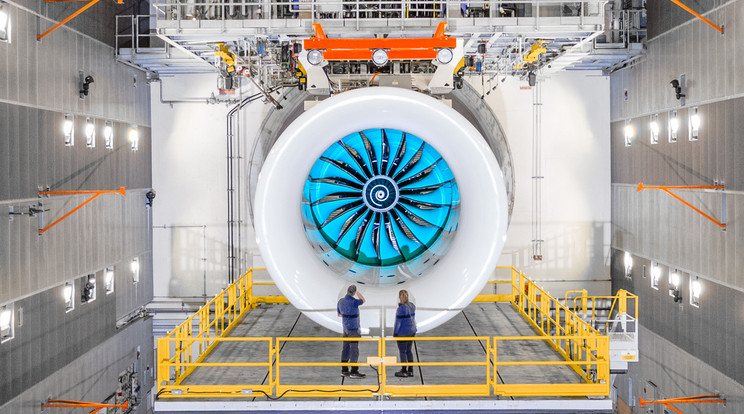 A Rolls-Royce UltraFan sugárhajtómű nemcsak a legnagyobb a világon, hanem a élegzöldebb is, amelynek turbinája és ventilátora mindig optimális fordulatszámon működik, miközben a szénszálas kompozit ventilátorlapátok a repülés egyes fázisainak optimalizálása érdekében változtathatják az állásszögüket. Ráadásul a hajtómű képes kizárólag fenntartható repülőgép-üzemanyaggal (SAF) működni. / Fotó: Rolls-Royce
