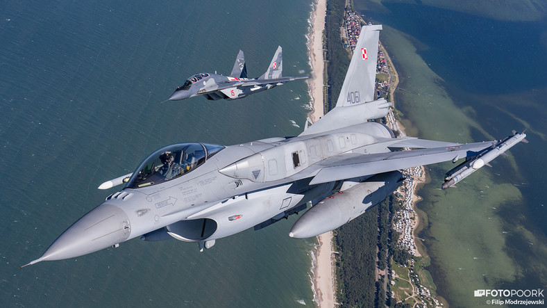 F-16 z MiG-29 nad Morzem Bałtyckim