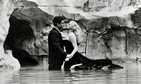 Marcello Mastroianni i Anita Ekberg w filmie "Słodkie życie" (1960)