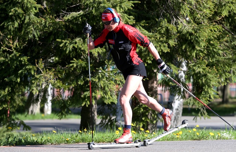 Żar leje się z nieba, a Justyna Kowalczyk wyciska siódme poty