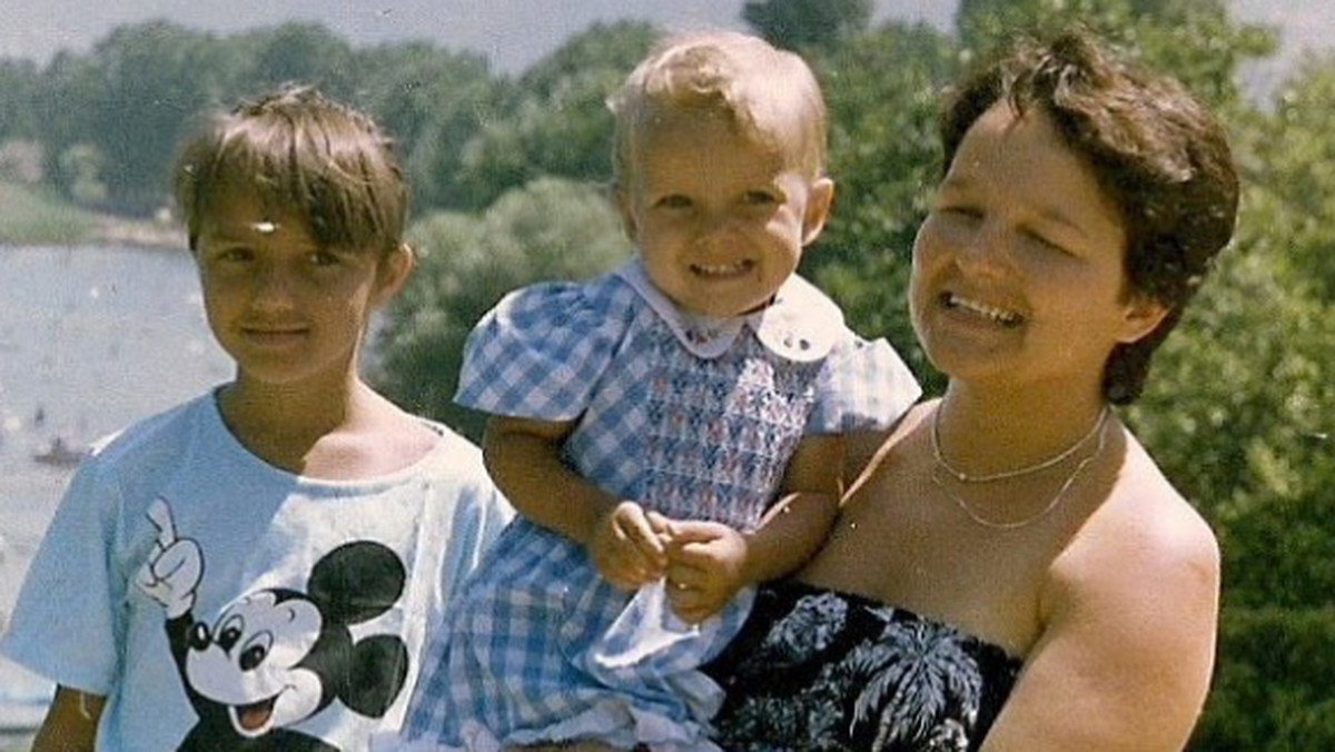 Joanna Jabłczyńska pokazała na Instagramie zdjęcie z dzieciństwa. Aktorkę naprawdę trudno jest rozpoznać. Jak wyglądała kiedyś? Bardzo się zmieniła...