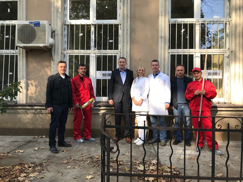 Kompanija Rehau inicirala i organizovala zamenu 18 prozora