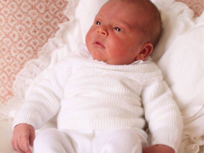 Fotografija koju je ubrzo nakon rođenja princeze Šarlot objavila Kensingtonska palata, autor slike je ponosna mama Kejt Midlton