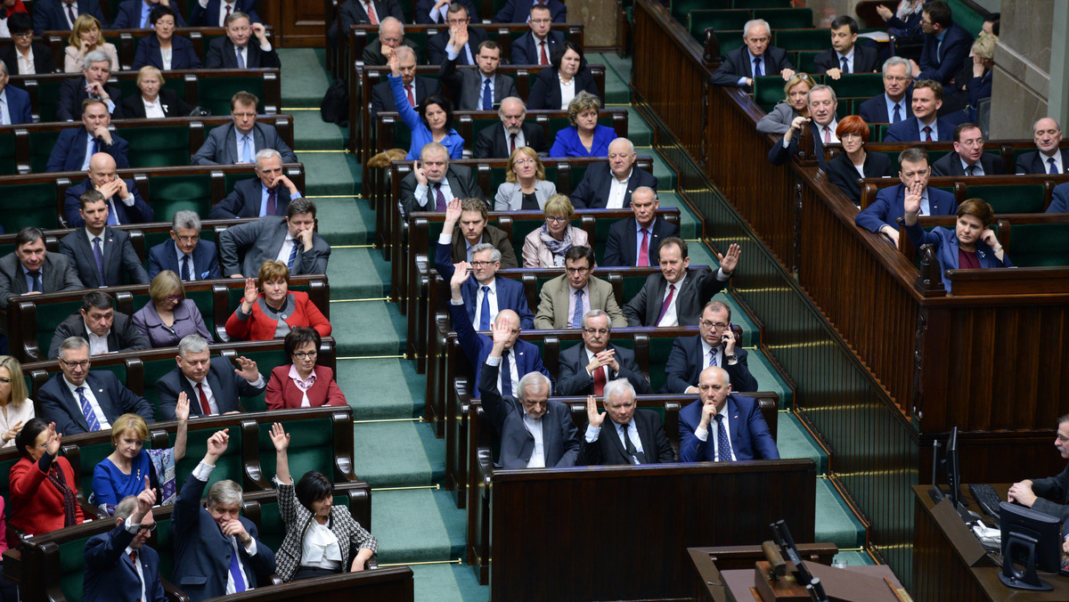 500 zł na dziecko już niedługo otrzymają Polacy. Sejm uchwalił ustawę o pomocy państwa w wychowywaniu dzieci, która wprowadza program Rodzina 500 plus. Za głosowało 261 posłów, przeciw 43, wstrzymało się od głosu 140 posłów.