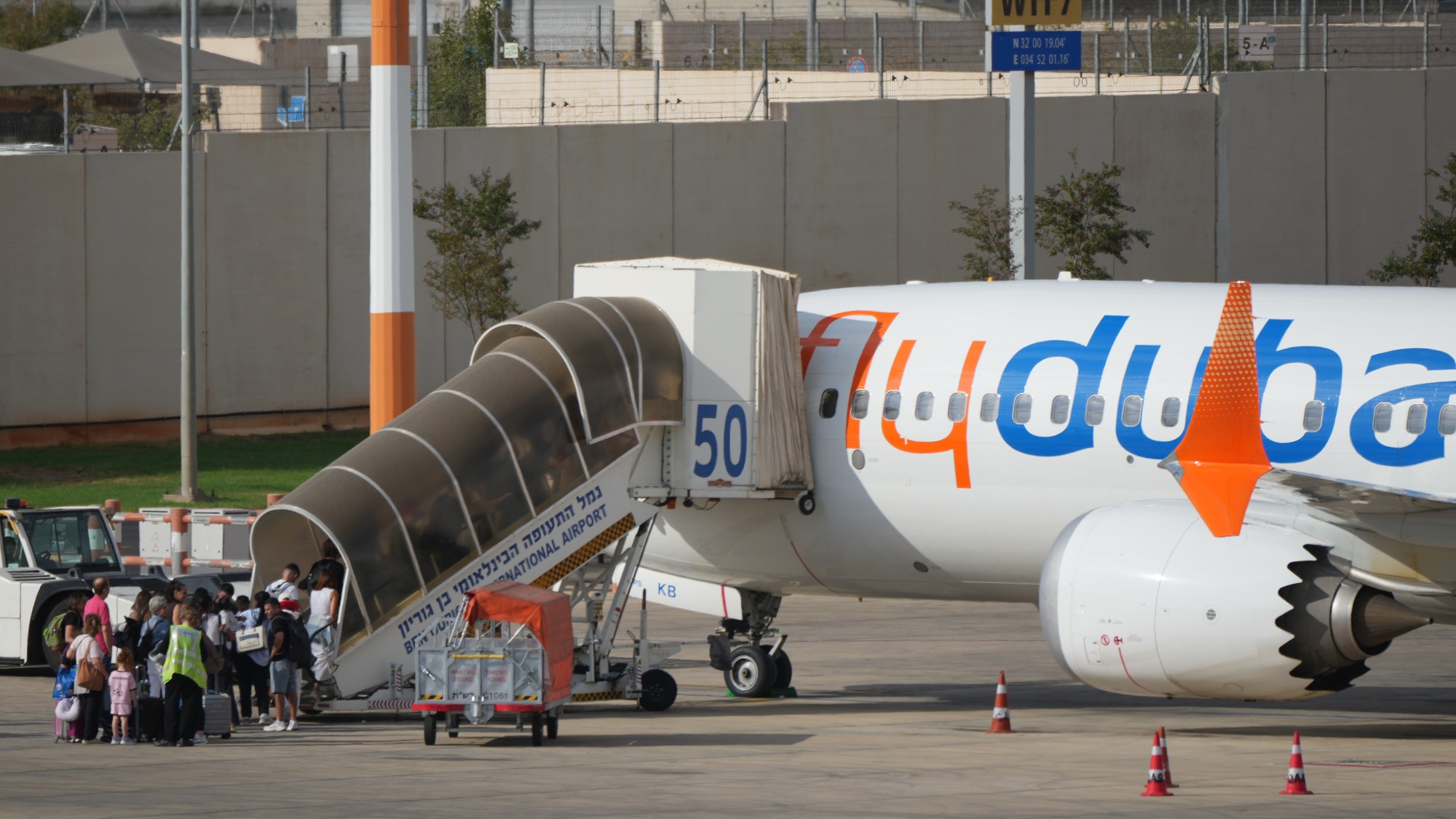 Cestujúci nastupujú do lietadla spoločnosti FlyDubai na medzinárodnom letisku Ben Gurion neďaleko Tel Avivu.