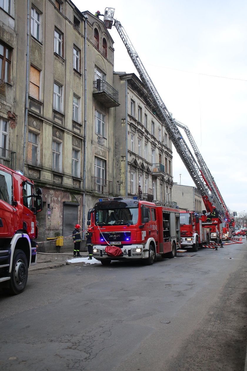 Pożar przy ul. Zarzewskiej w Łodzi. Ewakuowano mieszkańców z kamienicy