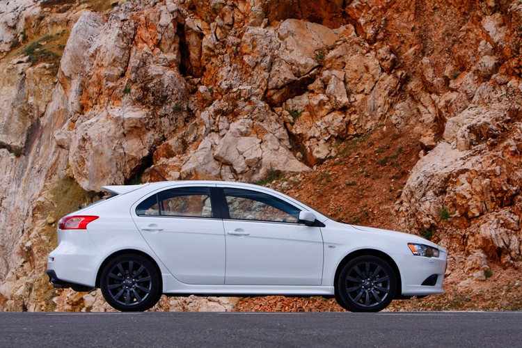 Lancer sportback pulsuje genami gorącego evo, dlatego większość stojących obok aut wygląda jak smutny kapeć przy nowoczesnym bucie sportowym