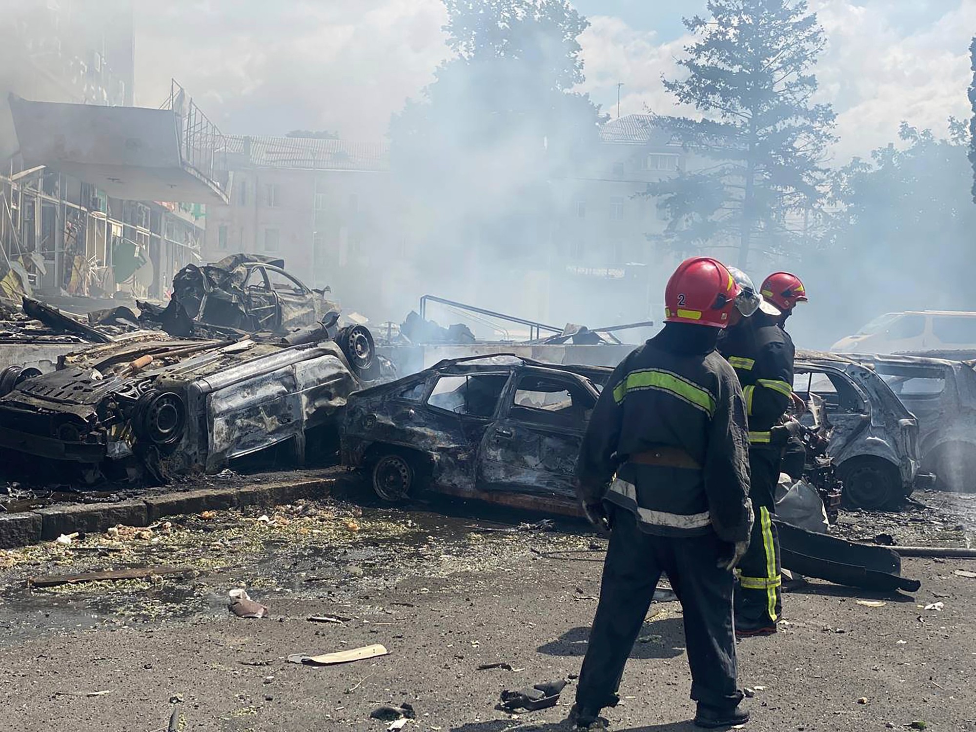 Hasiči pracujú v troskách zničenej budovy po ruskom raketovom útoku v meste Vinnycia.