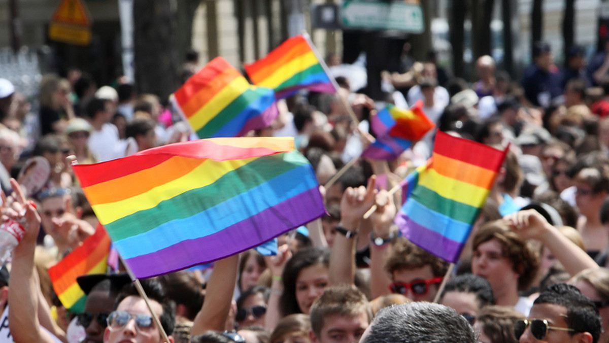 O "szkodliwości homoseksualizmu" przekonywał w siedzibie KEP dr Paul Cameron z amerykańskiego "Instytutu Badań nad Rodziną". Psycholog zapowiedział, że wyniki swoich badań przedstawi jutro w Sejmie, a następnie na konferencjach w kilku polskich miastach. Protestują przeciwko kontrowersyjnym tezom Camerona m.in. środowiska LGBT, zarzucając mu nierzetelność.