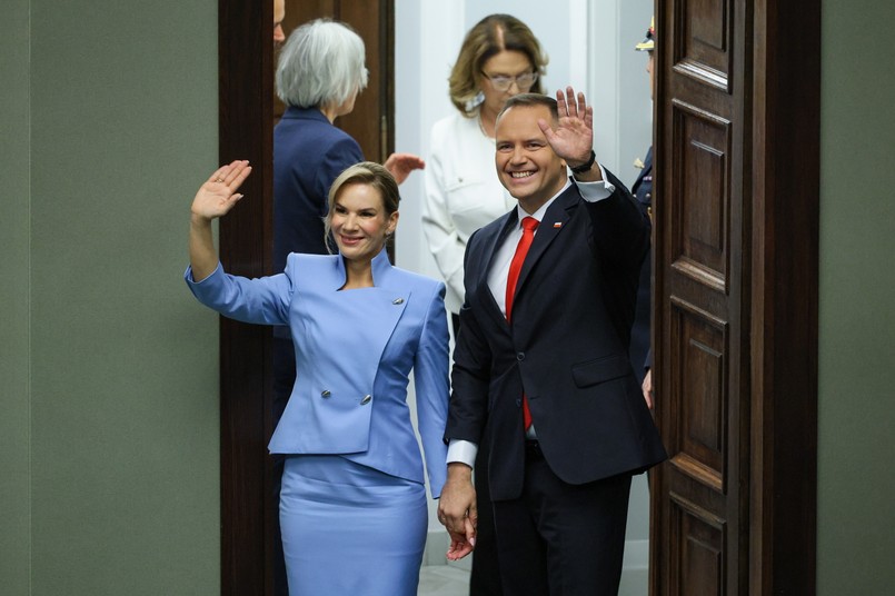 Marta Nawrocka w niebieskiej garsonce u boku męża podczas inauguracji prezydentury