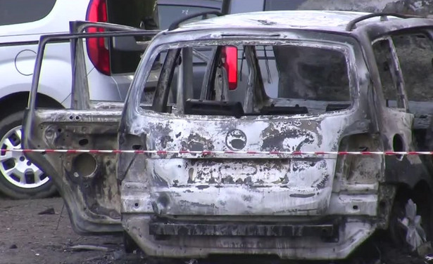 W spalonym w lesie samochodzie policjanci odkryli dwa zwęglone ciała