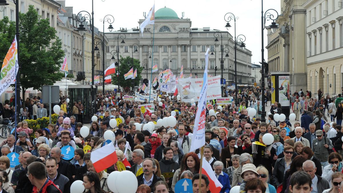 W Warszawie i w ponad 100 innych miastach pod hasłem "Kierunek: Rodzina" przeszły Marsze dla Życia i Rodziny. Ich uczestnicy manifestowali przywiązanie do wartości rodzinnych i poszanowanie dla życia od poczęcia do naturalnej śmierci.