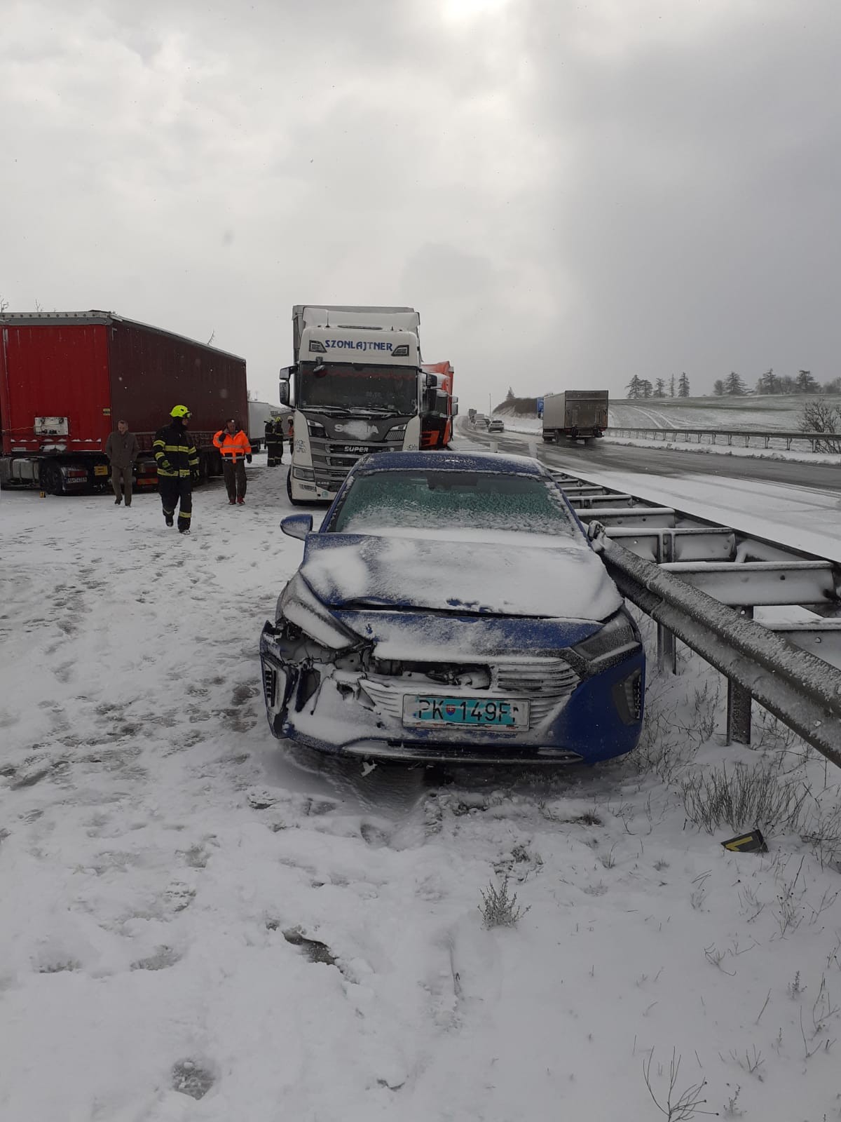 Na diaľnici D1 v smere na Prahu havarovalo najmenej 20 áut.