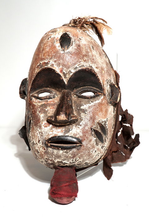 Maska z Konga, lata 20. XX w. przywieziona przez misjonarza i podarowana jako pamiątka rodzinie ze Lwowa.