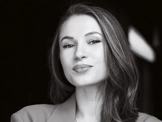 Susanna Romantsova, założycielka DEI Consulting, strateżka oraz certyfikowana trenerka DEI. Mówczyni TEDx. LinkedIn Top Voice w temacie Gender Equity na poziomie globalnym. Laureatka listy „Forbes” 30 Under 30