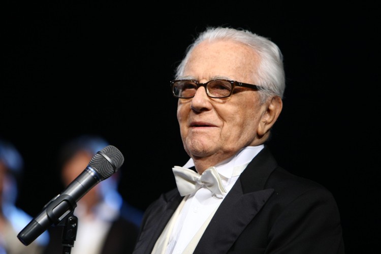 21. lipca - Jeden z najwybitniejszych polskich aktorów, reżyser Andrzej Łapicki zmarł w wieku 88 lat. W swoim dorobku miał ponad 100 ról teatralnych oraz kilkadziesiąt telewizyjnych i filmowych.