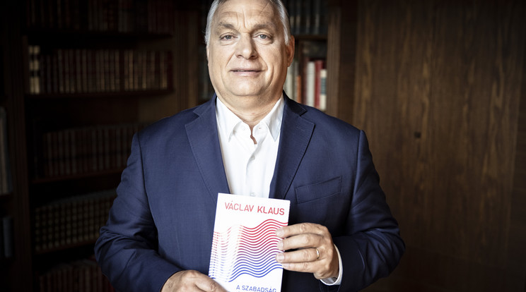  Orbán Viktor kormányfő Václav Klaus A szabadság hullámvasútján című könyvével kezében/MTI/Miniszterelnöki Sajtóiroda/Fischer Zoltán