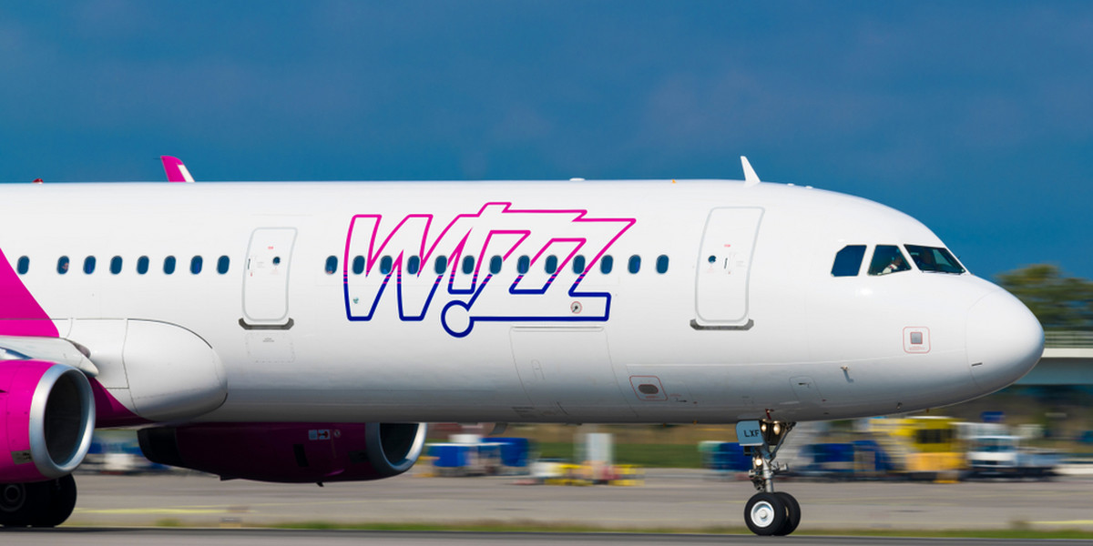 Wizz Air to tani węgierski przewoźnik lotniczy. W związku z wprowadzonymi restrykcjami w ruchu międzynarodowym, od 15 marca zawiesza wszystkie połączenia z polskich lotnisk.