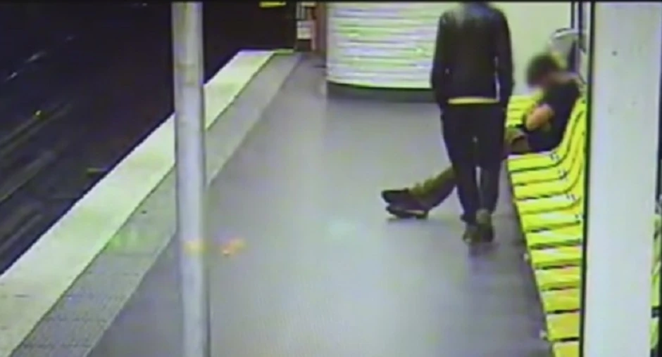 Sigurnosne kamere zabeležile su trenutak u kome lopov pljačka čoveka...