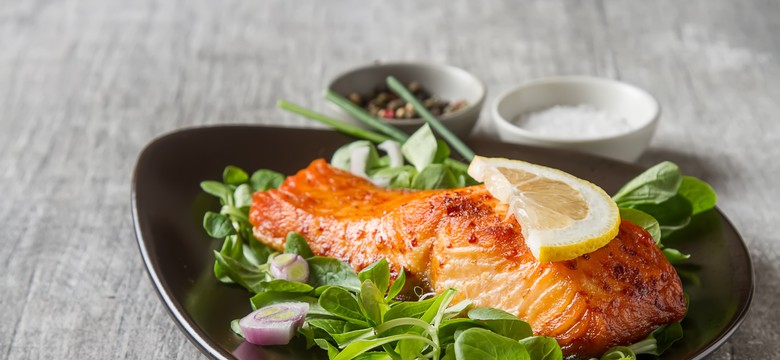 Ta popularna ryba słynie ze smaku. Naukowcy odkryli, że obniża też cholesterol