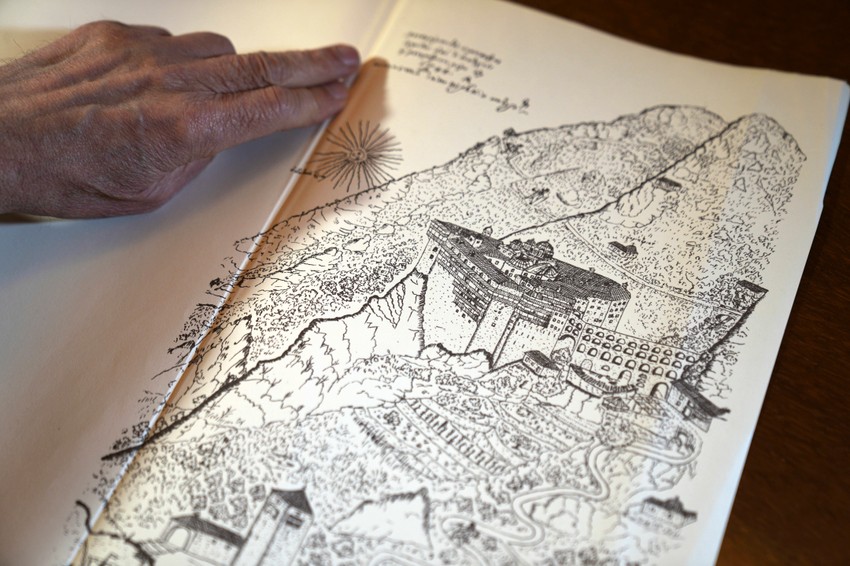 Makarios je bibliotekar manastira i u njemu živi 46 godina 