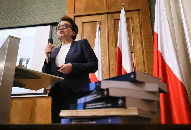Minister Zalewska podczas przedstawiania informacji, zwracając się do posłów PO, powiedziała: "Czas skończyć dyskusję i podejmować odważne decyzje, na które państwa nie było stać"