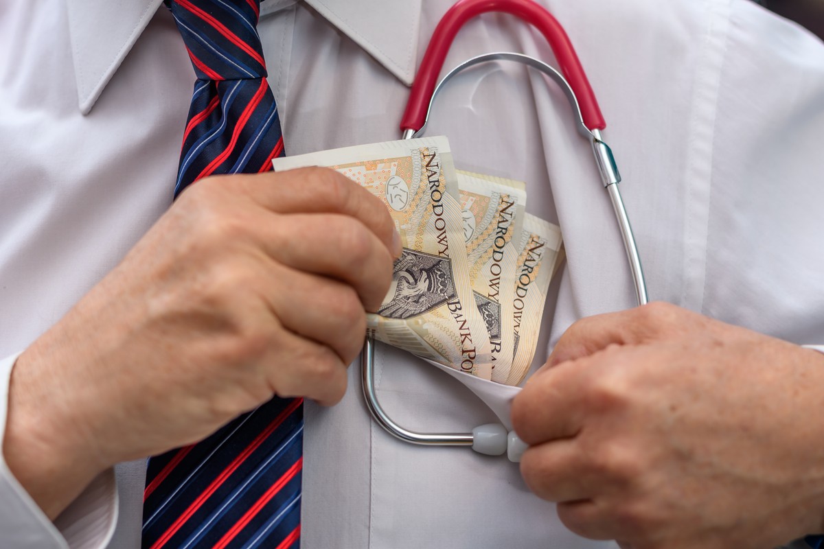 Koniec z pensjami lekarzy rzędu 100 tys. zł? Rząd chce je znacznie przyciąć