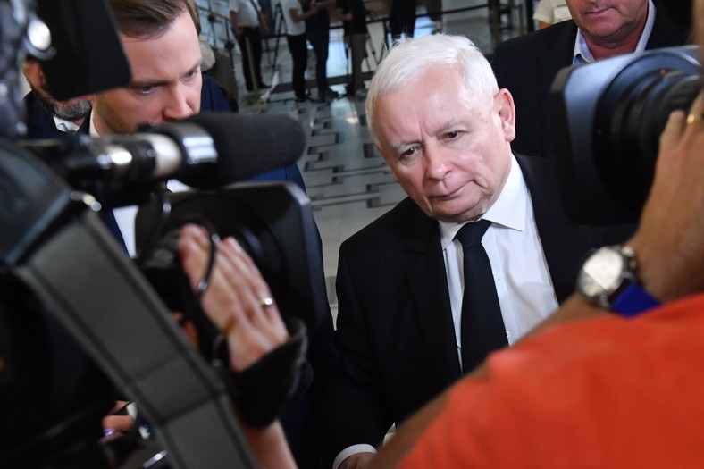 Prezes PiS Jarosław Kaczyński w drodze na posiedzenie Sejmu w Warszawie. 16.08.2023 r.