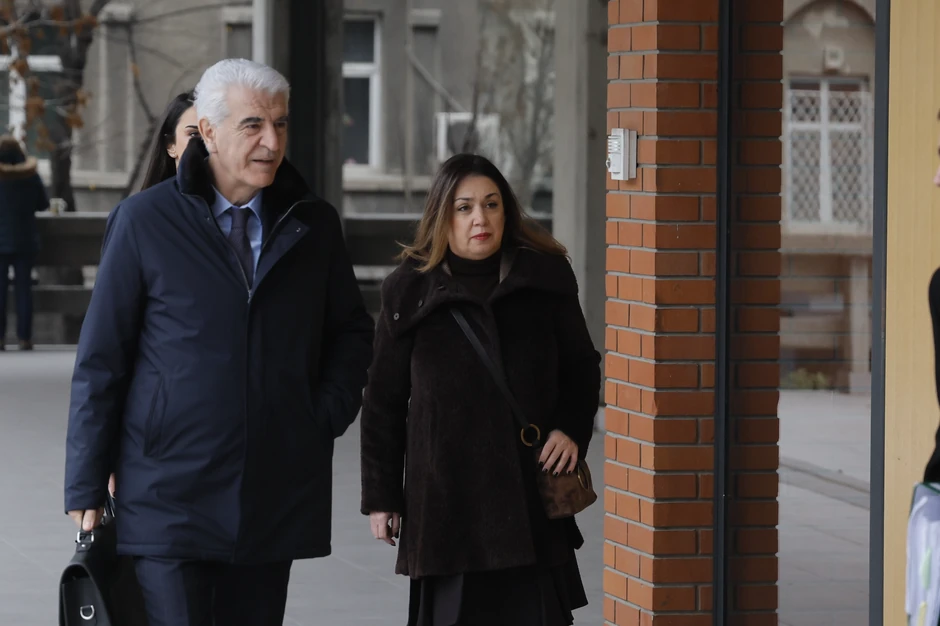 Miljana Kecmanović u pratnji branioca 