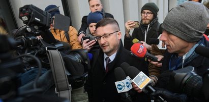 Ten sędzia jest solą w oku PiS. Przed Sejmem tłum wznosi okrzyki