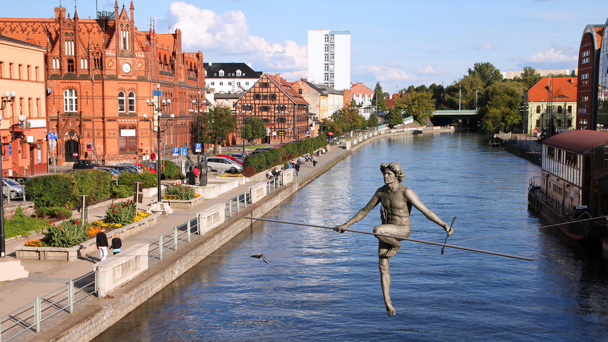 Dworzec kolejowy Bydgoszcz Główna, który od połowy zeszłego roku był gruntownie modernizowany, został w sobotę uroczyście otwarty. Na miejscu zasadniczego budynku sprzed pół wieku stanął nowy obiekt przeznaczony do kompleksowej obsługi podróżnych.