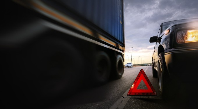 Óriási káoszt okozott egy kamionbaleset: nátrium-hidroxid ömlött ki az útra az M0-áson