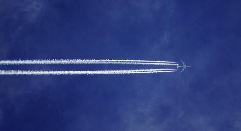Bottom view of plane with contrail [Credit: SevenStorm JUHASZIMRUS]