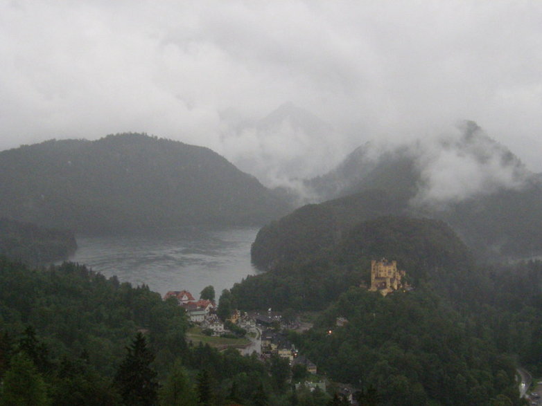 Wspaniała panorama na Zamek Hochenschwangau i jezioro Alpsee