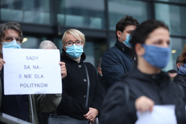 12.10.2020 Krakow . ul . Przy Rondzie . Sad Apelacyjny w Krakowie . Protest w obronie sedzi Beaty Morawiec . Jakub Wlodek / Agencja Gazeta