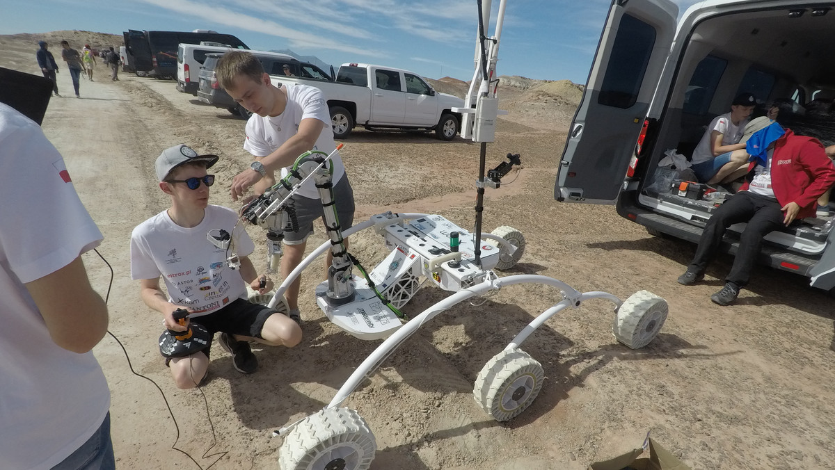 Czy z Częstochowy można wybrać się na Marsa? Studenci Politechniki Częstochowskiej udowadniają, że tak. Skonstruowany przez nich łazik marsjański wygrał najbardziej prestiżowe zawody na świecie University Rover Challenge, organizowane na pustyni w stanie Utah. Tegorocznym partnerem projektu został częstochowski x-kom. Wsparcie finansowe firmy pozwoliło zespołowi PCZ Rover Team na przygotowanie łazika do wyjazdu. To początek szerszego zaangażowania x-kom w działania rozwijające nowoczesne technologie.