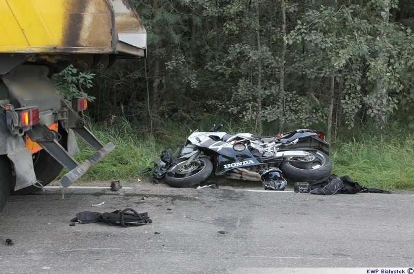 Motocyklista wbił się w naczepę. Nie żyje. FOTY