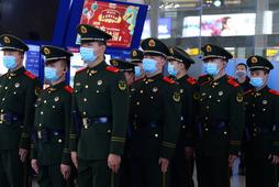 Szanghaj, Chiny. Służby porządkowe zabezpieczają się przed koronawirusem