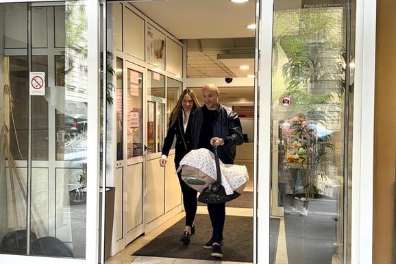 ACA SOFRONIJEVIĆ IZVEO ŽENU I ĆERKU IZ PORODILIŠTA Kitio muzičare evrima, osmeh ne skida: "Bićemo zajedno za praznik" (VIDEO)