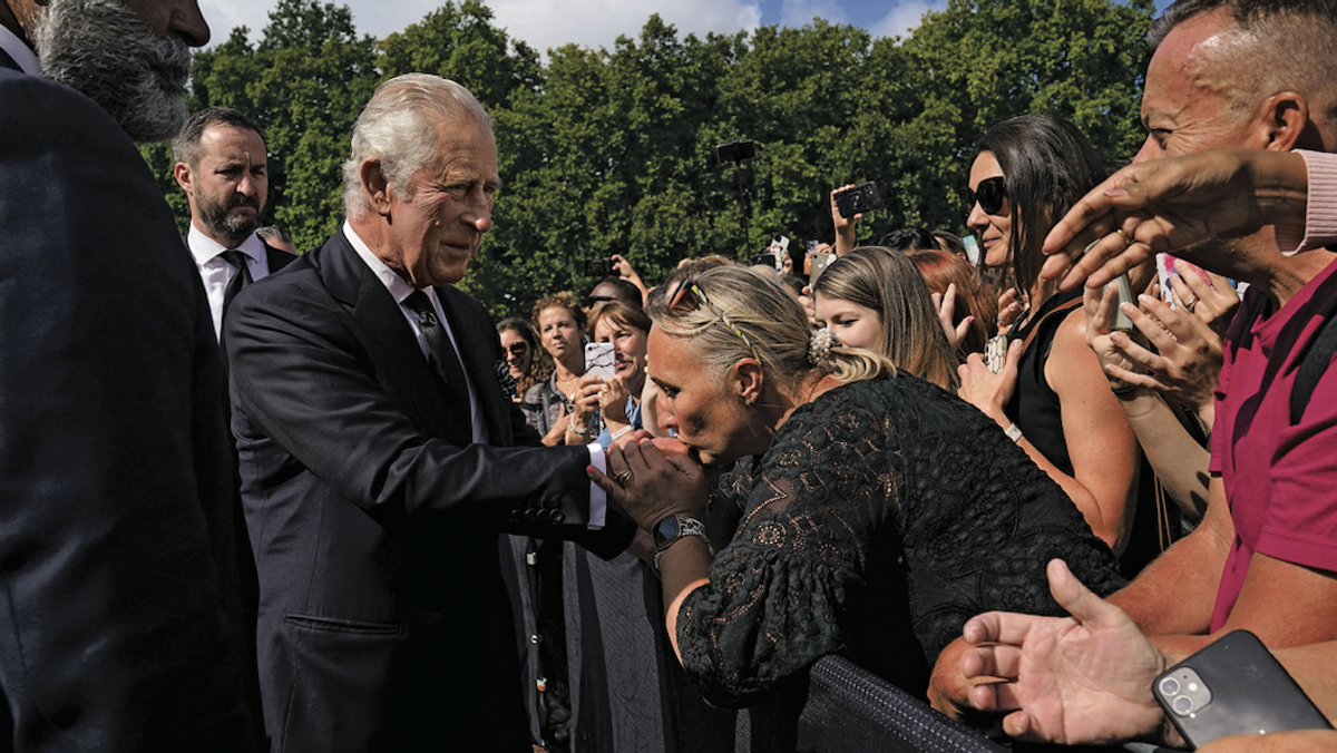 A Royal Welcome A day after his mother’s death, King Charles III is warmly greeted by well-wishers outside of Buckingham Palace. „Thank you so much, he said, „It’s so kind, it really is. I’m so touched.