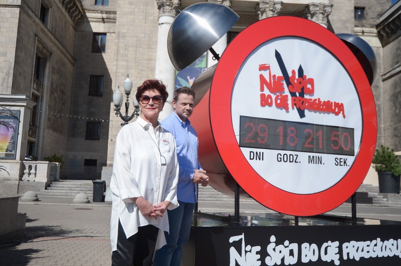 Jolanta Kwaśniewska (z lewej) i Rafał Trzaskowski (z prawej) podczas konferencji prasowej Unii Metropoli Polskich im. Pawła Adamowicza "Nie śpij, bo Cię przegłosują — odliczamy czas do wyborów"